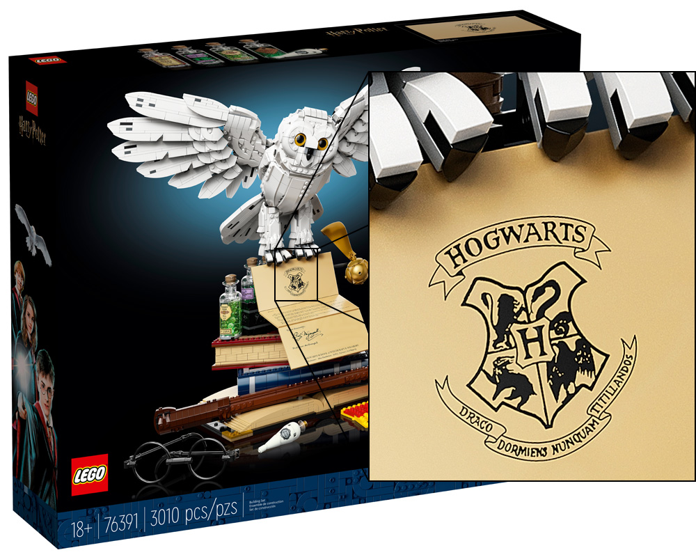 Detalle de la caja del paquete armable Iconos de Hogwarts: Edición para Coleccionistas en el que se puede notar el error en el lema del escudo de Hogwarts.